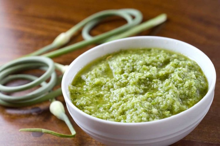 Salsa pesto de tallos de ajo con queso