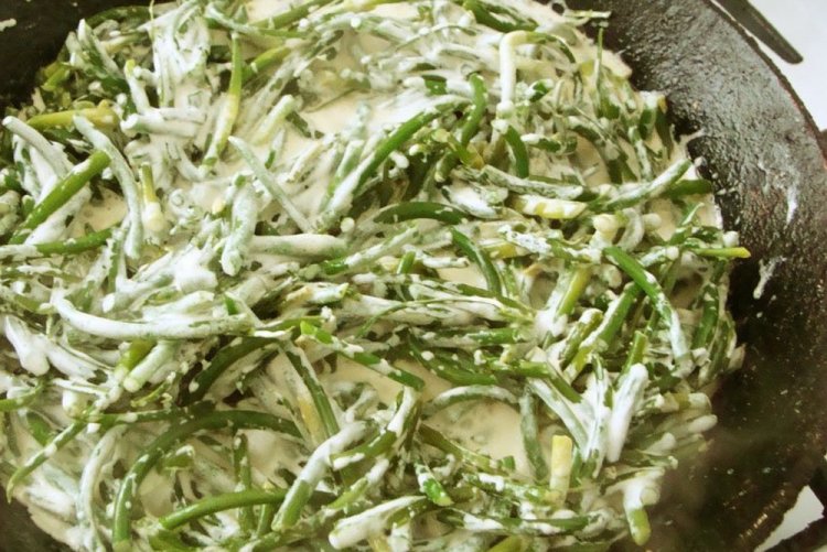 Tallos de ajo en crema agria