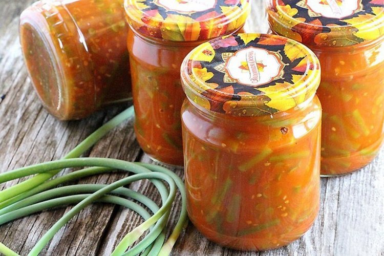 Tallos de ajo con tomates para el invierno