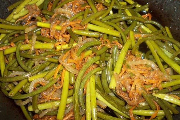 Tallos de ajo con cebolla y zanahoria