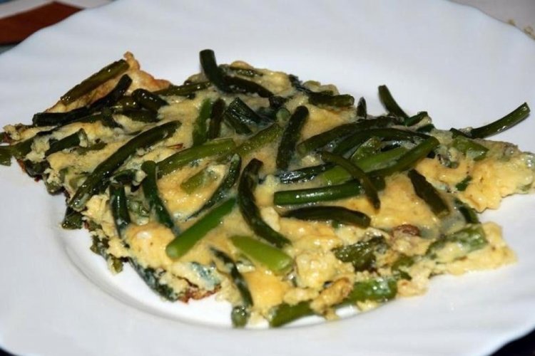 Tortilla con tallos de ajo