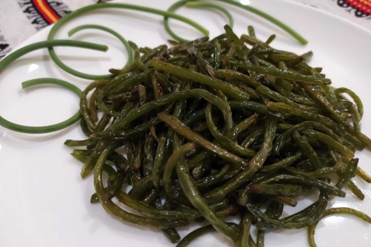 Tallos de ajo fritos para el invierno