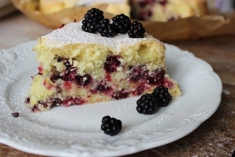 Pastel de moras con crema agria