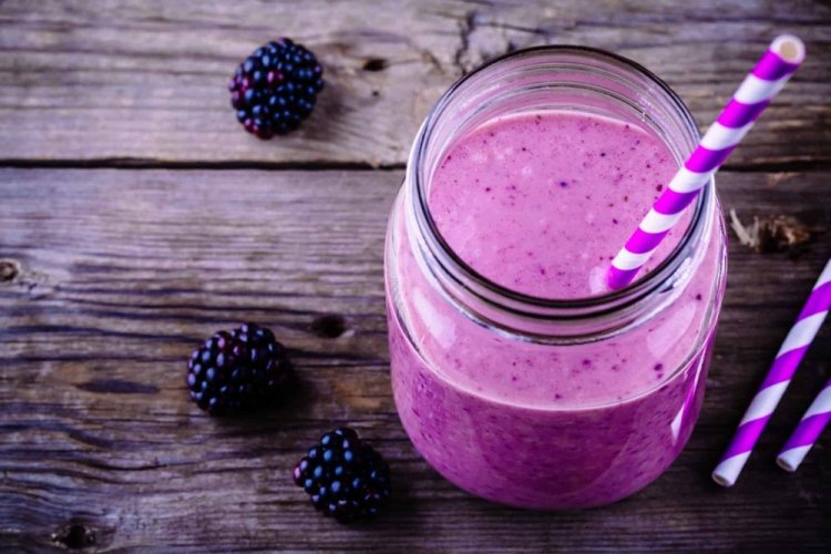 Batido de bayas con moras y arándanos