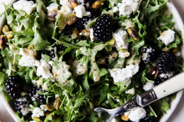 Ensalada de moras y queso de cabra