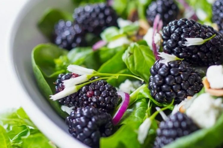 Ensalada de espinacas y moras