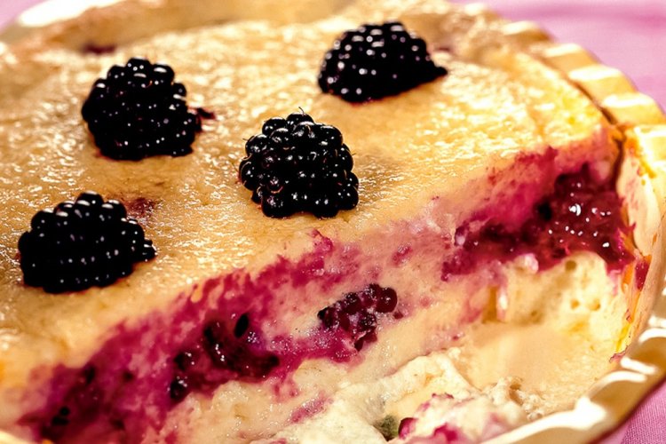 Pastel de queso cottage con moras