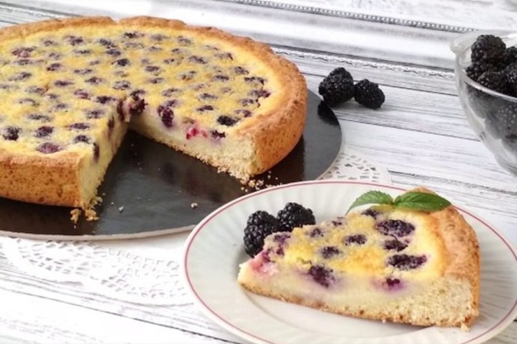 Pastel de moras con cobertura de crema agria