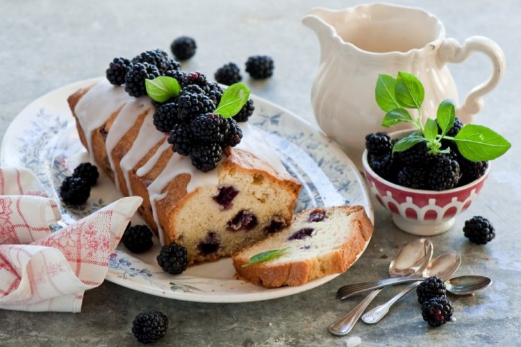 Bizcocho con ralladura de naranja y moras