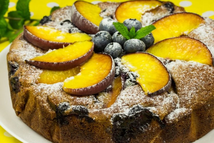 Pastel de frutas y arándanos