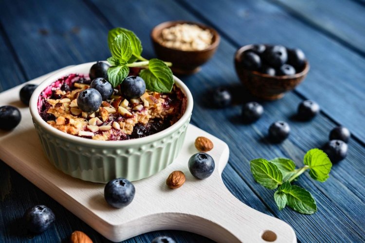 Crumble de arándanos y moras