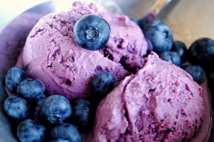 Helado cremoso de arándanos