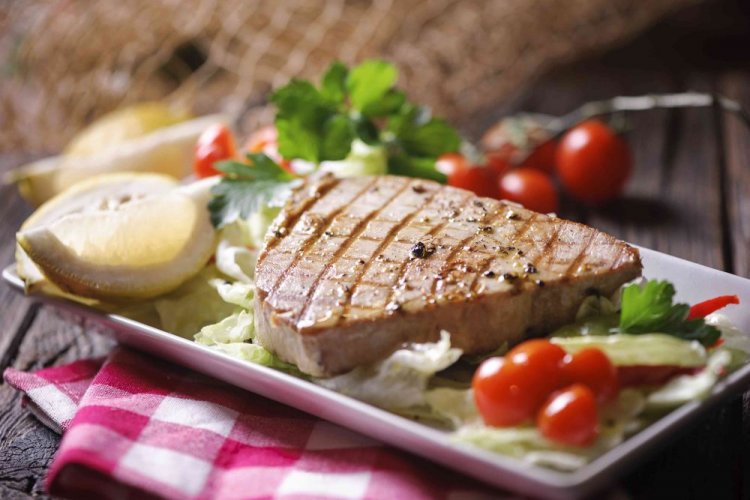 Grilled Tuna Marinated with Ginger and Wine