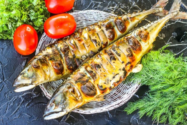 Caballa a la parrilla con cebolla