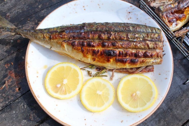 Caballa asada con limón y ajo a la parrilla