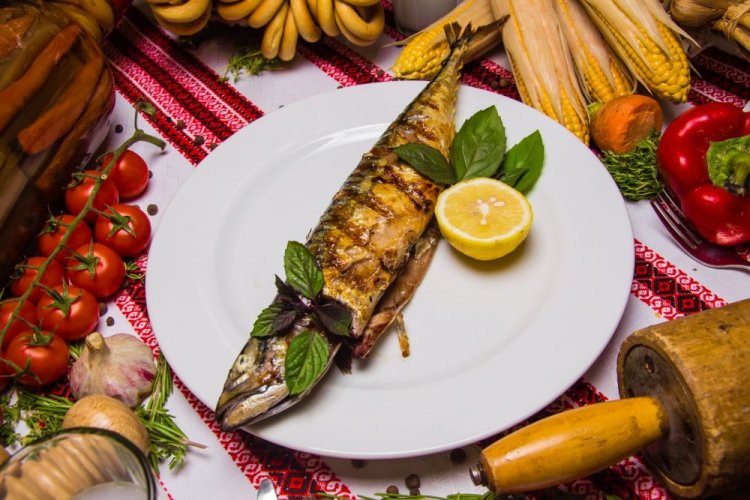 Caballa a la parrilla, marinada con mostaza y salsa de soja