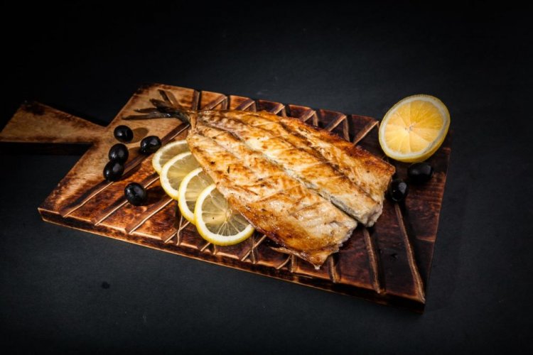 Filete de caballa con vino blanco, jengibre y zumo de limón a la parrilla