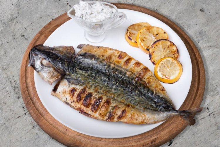 Caballa a la parrilla, marinada en crema agria con mostaza y limón