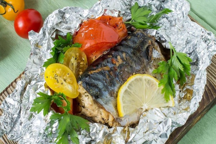 Caballa asada con tomates en papel de aluminio a la parrilla