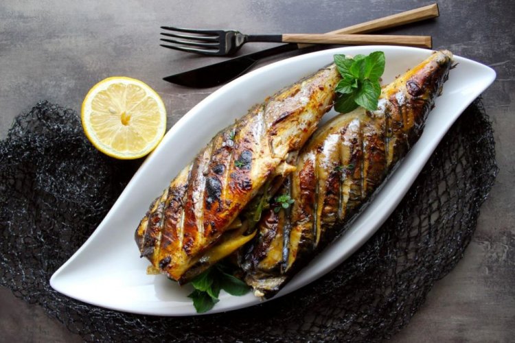 Caballa a la parrilla con limón y menta