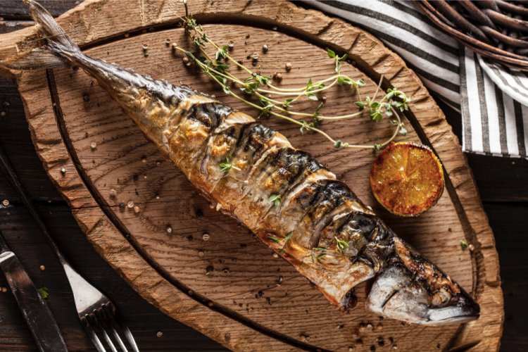 Caballa a la parrilla en adobo de mostaza, mayonesa y ajo