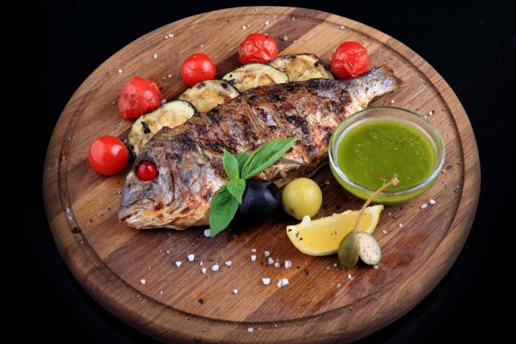 Dorada en marinado de limón y menta a la parrilla