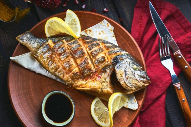 Dorada a la parrilla en marinado de salsa de soja y limón