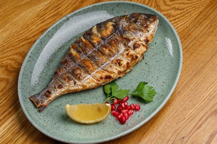 Dorada con salsa de granada a la parrilla