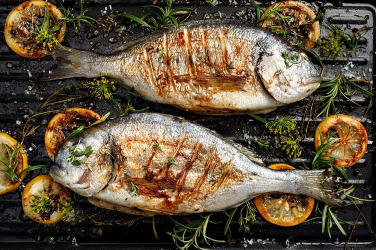 Dorada con limón y hierbas aromáticas a la parrilla