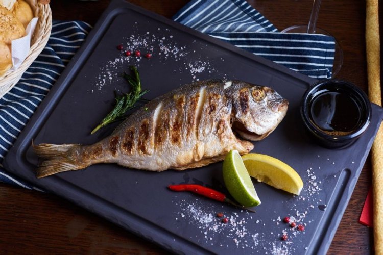 Dorada en marinado especiado a la parrilla