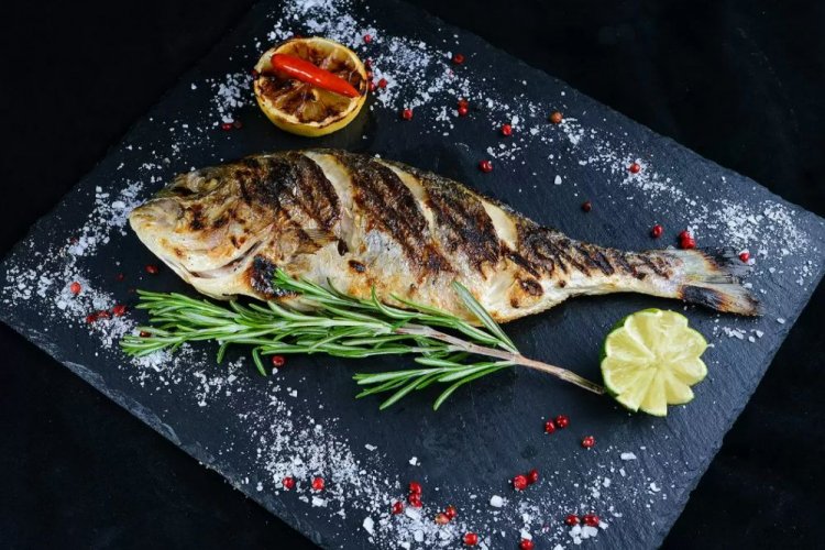 Dorada en marinado de crema agria a la parrilla