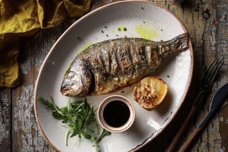 Dorada a la parrilla, marinada con miel, salsa de soja y ajo