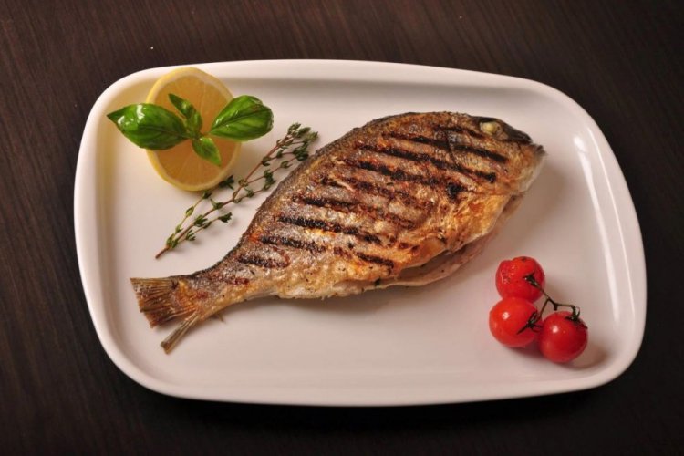 Dorada en salsa de mostaza con cebolla a la parrilla
