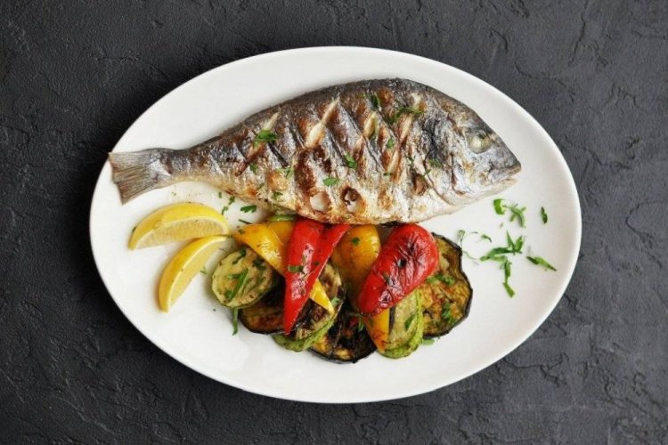 Dorada con hierbas y limón a la parrilla