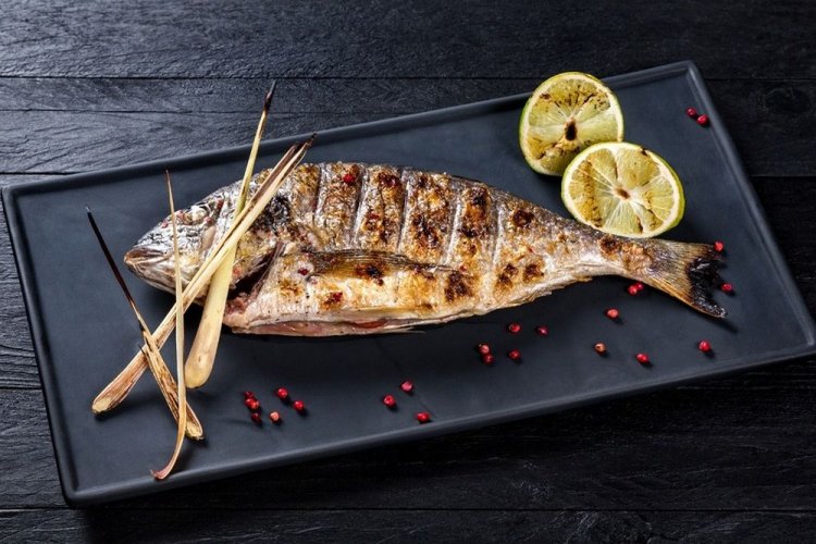 Dorada a la parrilla, marinada con jengibre y salsa teriyaki