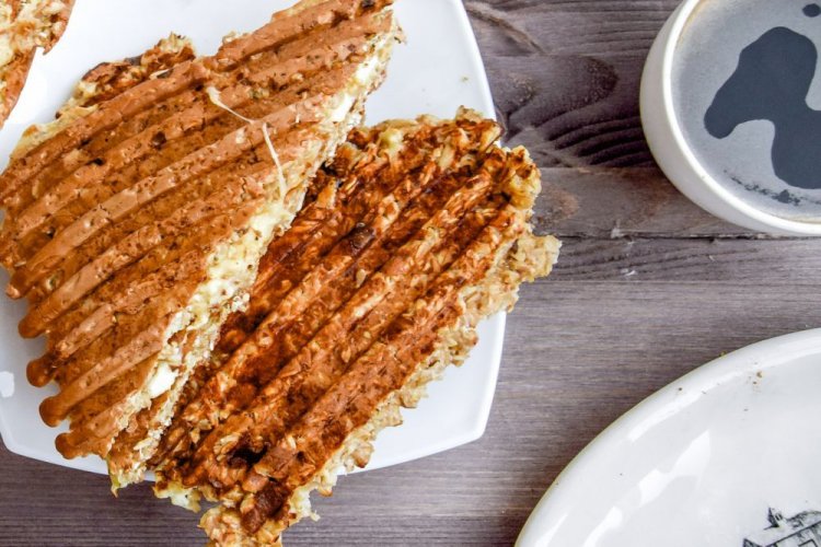 Gofres de avena con relleno de requesón y plátano a la parrilla