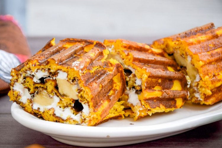 Gofres de calabaza con requesón, plátano y chispas de chocolate