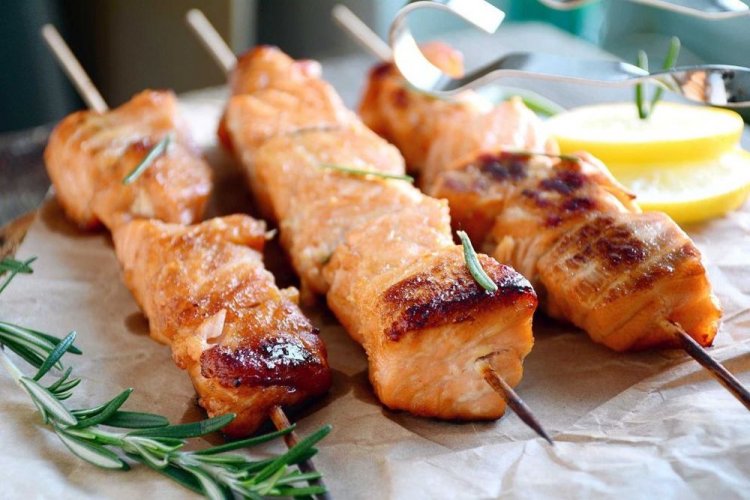 Brochetas de salmón con limón y romero