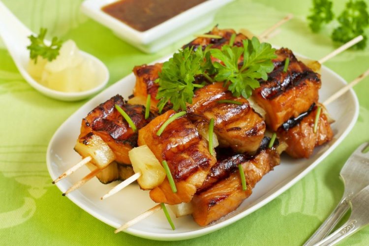 Brochetas de salmón con piña