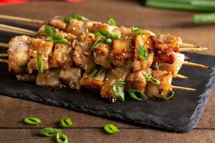 Brochetas de abadejo marinadas en salsa de soja con mayonesa