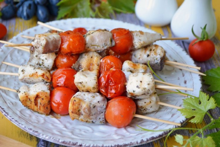 Brochetas de carpa cabezona con tomates cherry