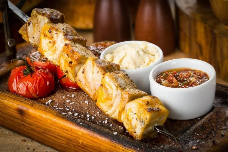 Brochetas de esturión marinadas en vino blanco con limón