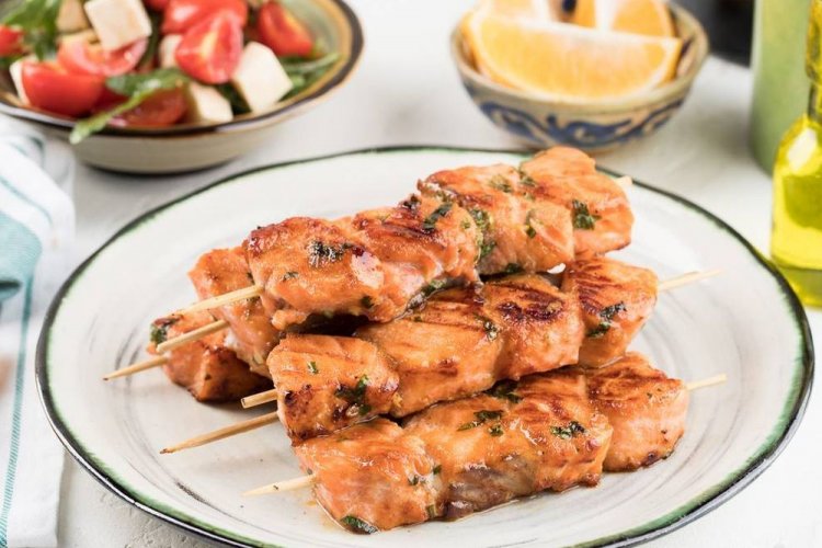 Brochetas de salmón rosado marinadas con salsa de granada