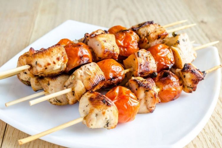 Brochetas de lucio con tomates a la parrilla