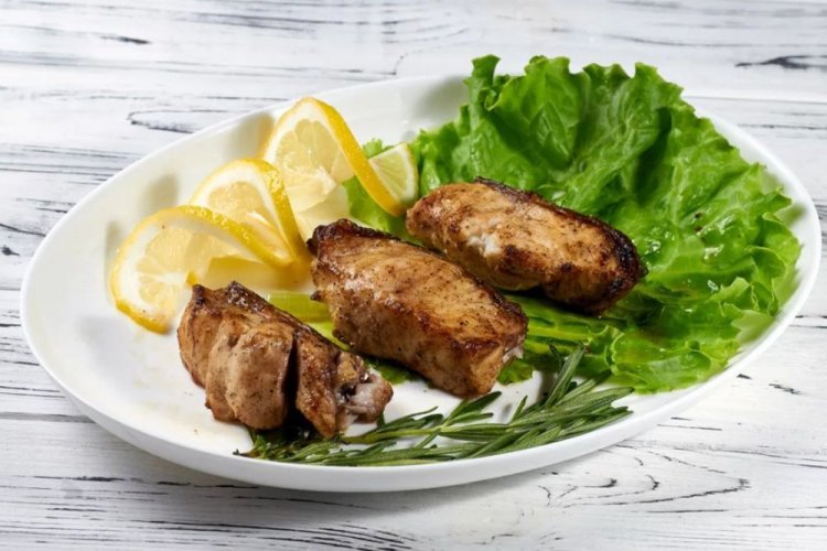 Brochetas de bagre marinadas en cerveza