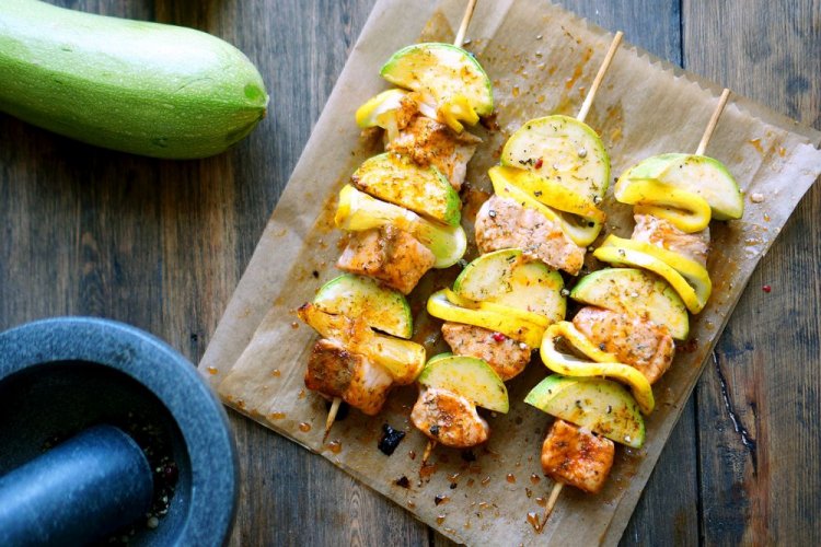 Brochetas de salmón rosado con calabacín y limón