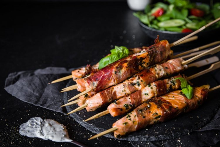Brochetas de trucha envueltas en tocino a la parrilla