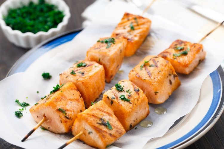 Brochetas jugosas de trucha