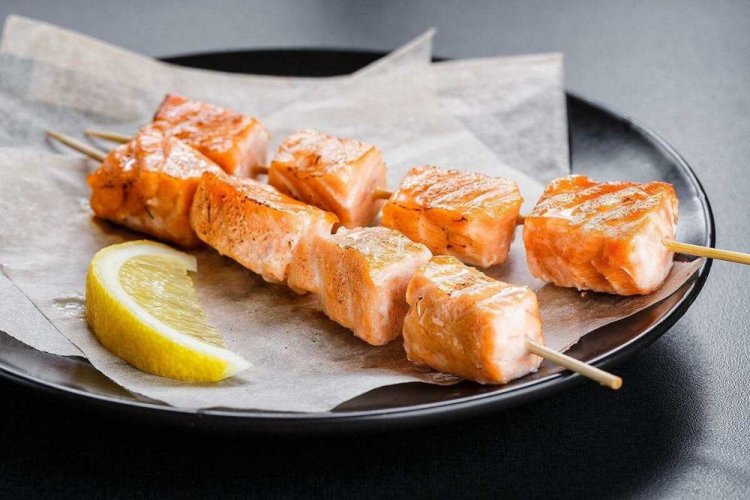 Brochetas de salmón a la parrilla