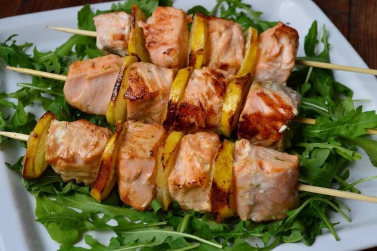 Brochetas de salmón con limón a la parrilla